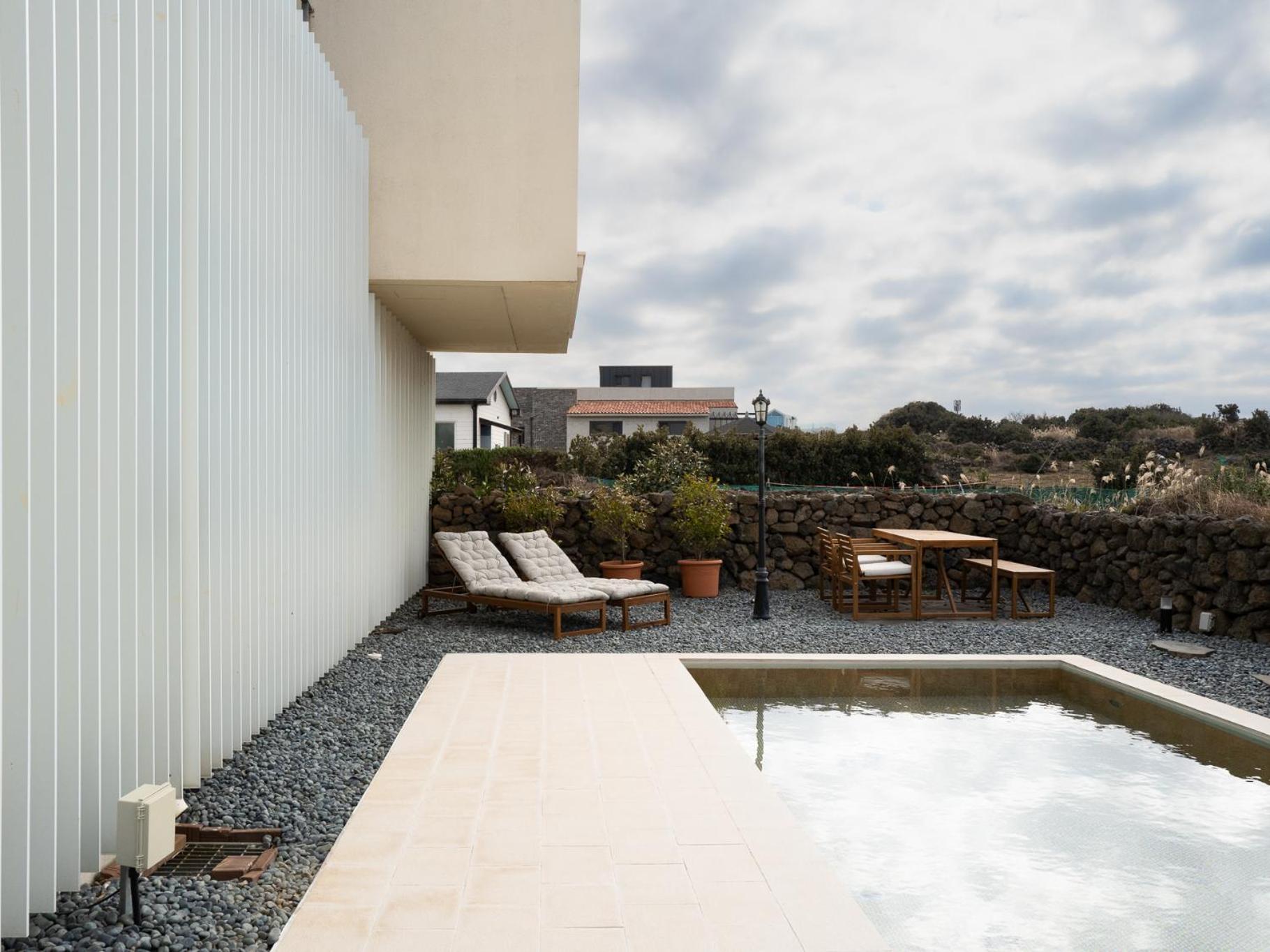 Boutique Pool Villa Namib Jeju Exteriör bild